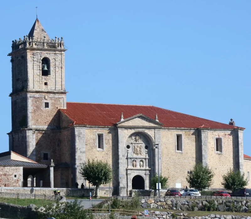 Iglesia de San Julián y Basilisa en Isla Cantabria